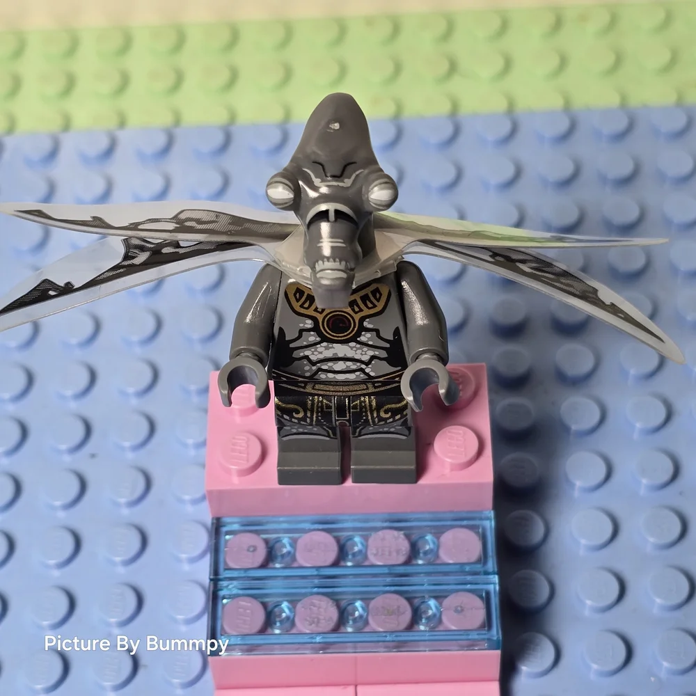 LEGO Star Wars Geonosian minifigure with wings. (Stay Tuned a Lot LEGOs To Come) - Picture 2 of 6